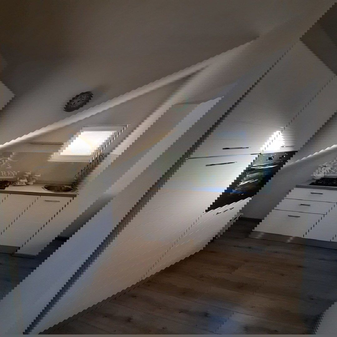 Vodice - Vrstna hiša s tremi bivalnimi enotami, mirna lega