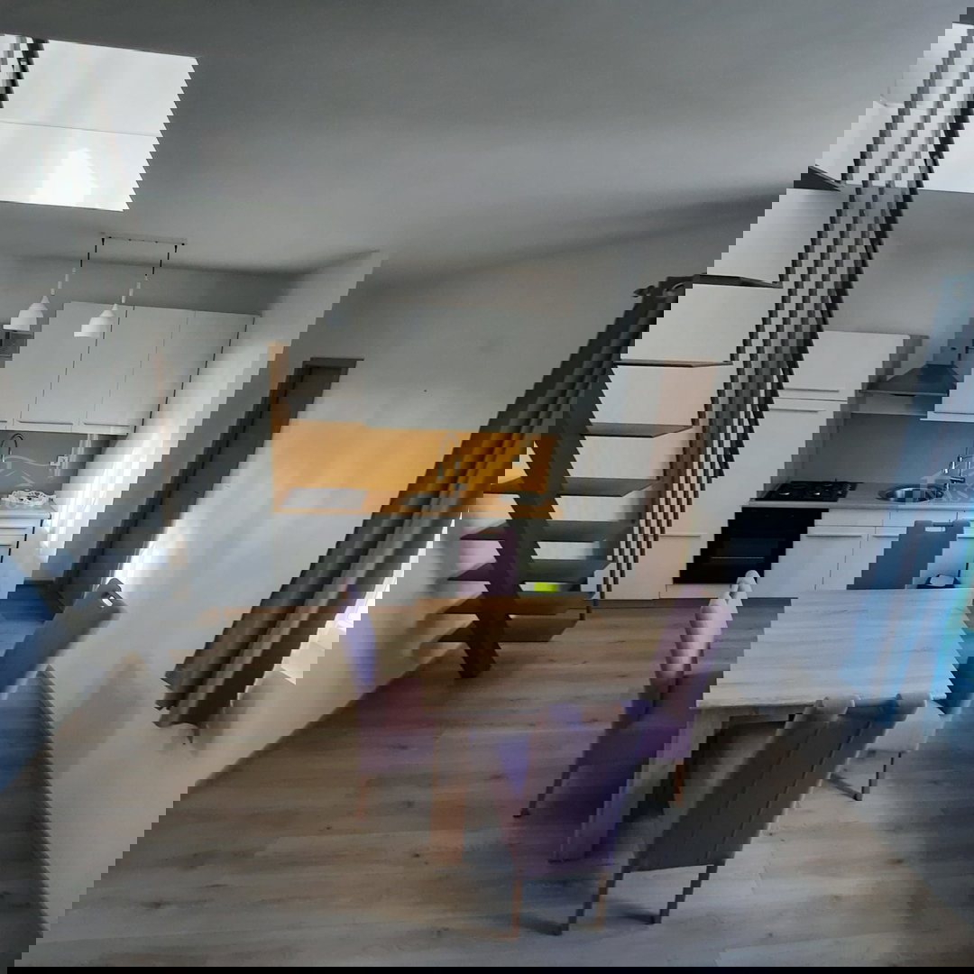 Vodice - Vrstna hiša s tremi bivalnimi enotami, mirna lega