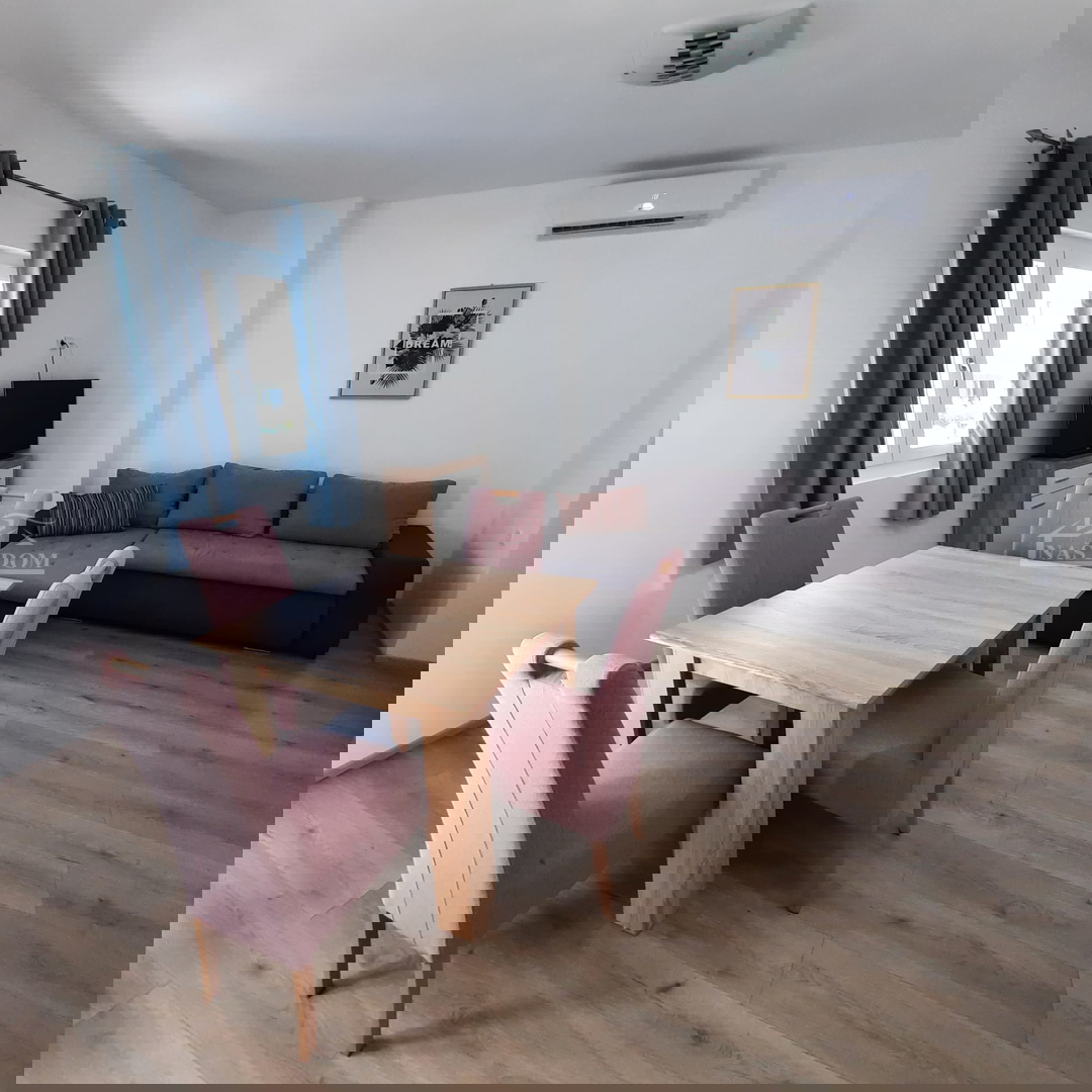 Vodice - Vrstna hiša s tremi bivalnimi enotami, mirna lega