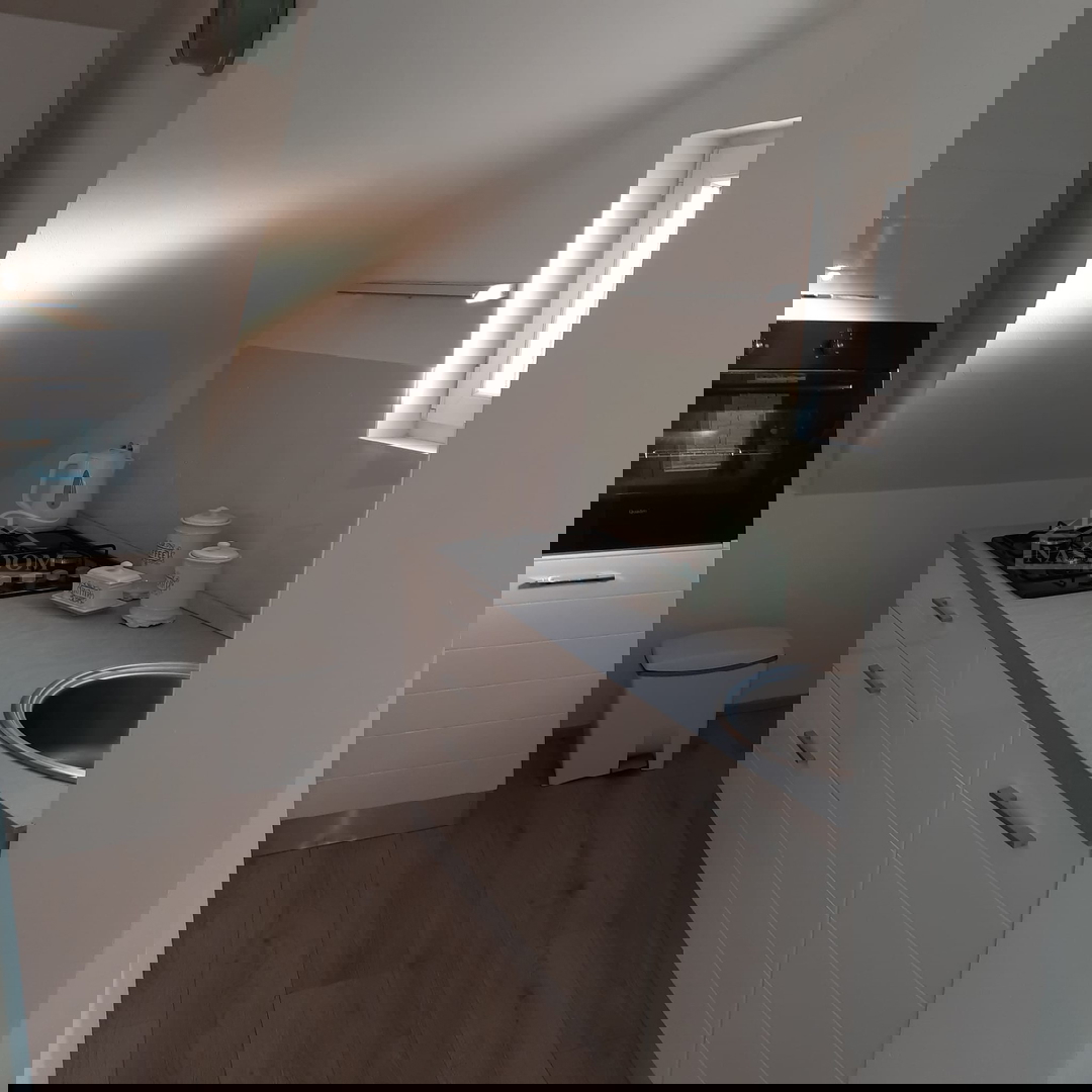 Vodice - Vrstna hiša s tremi bivalnimi enotami, mirna lega