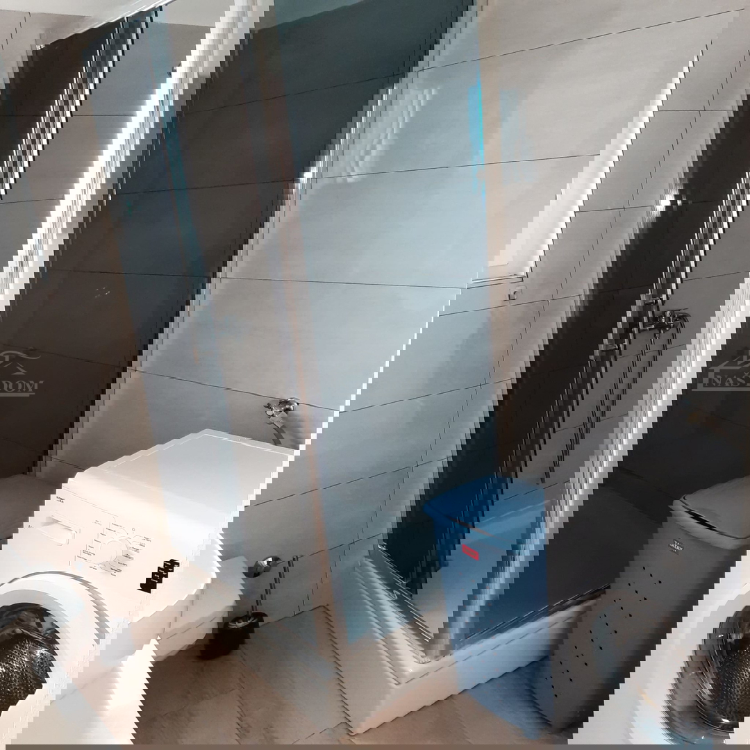 Vodice - Vrstna hiša s tremi bivalnimi enotami, mirna lega