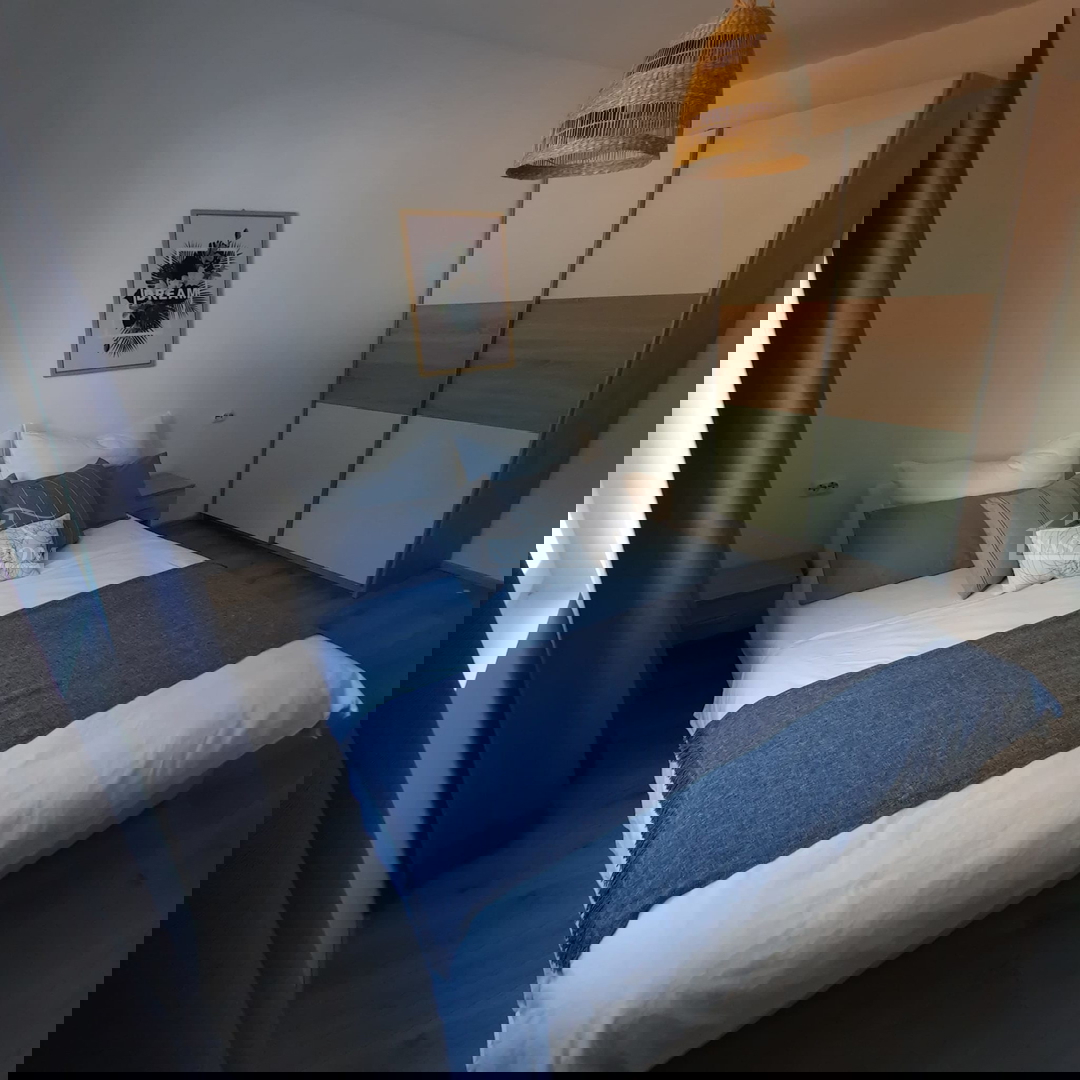 Vodice - Vrstna hiša s tremi bivalnimi enotami, mirna lega