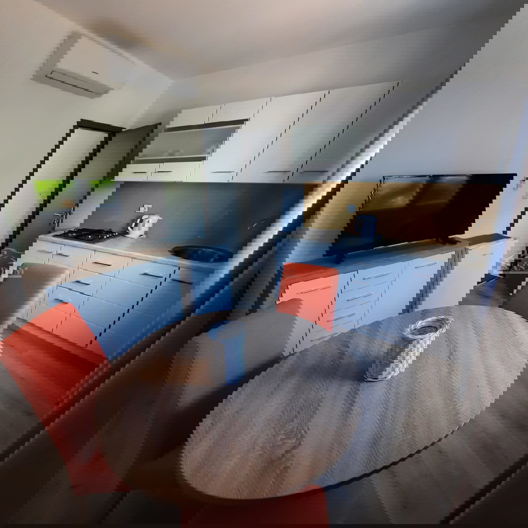 Vodice - Vrstna hiša s tremi bivalnimi enotami, mirna lega