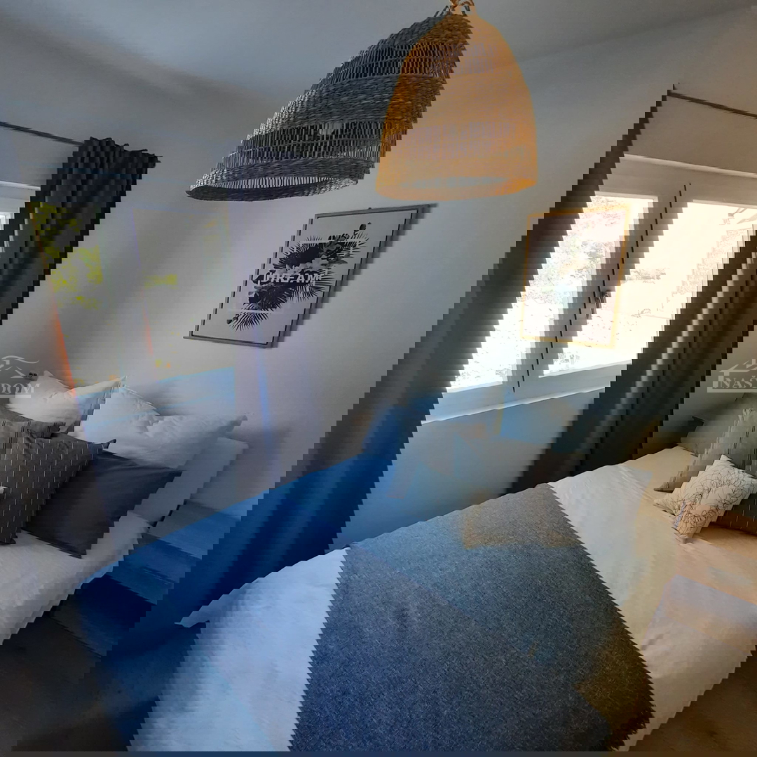 Vodice - Vrstna hiša s tremi bivalnimi enotami, mirna lega