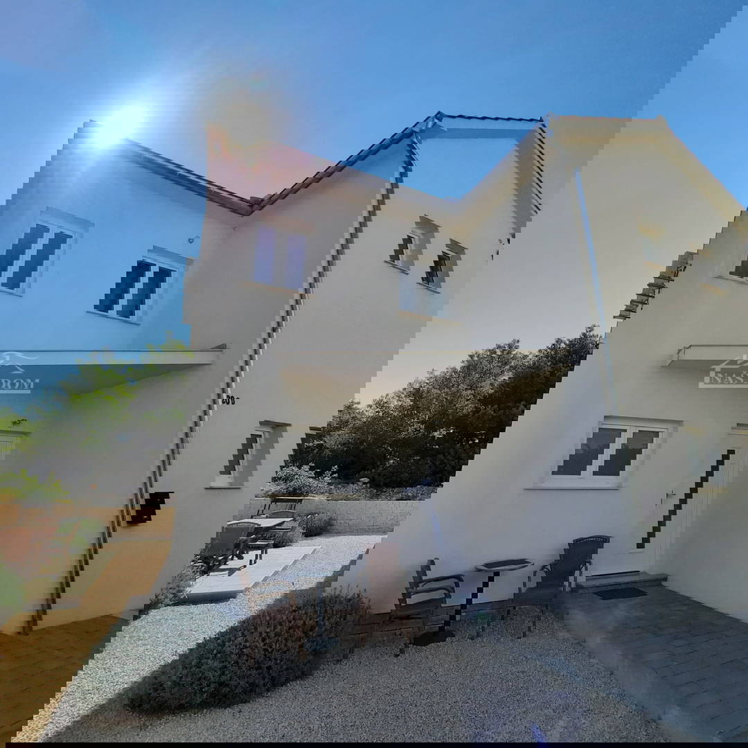 Vodice - Vrstna hiša s tremi bivalnimi enotami, mirna lega