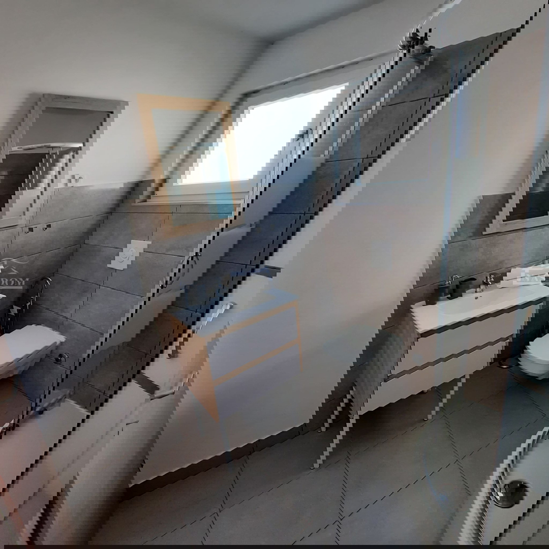 Vodice - Vrstna hiša s tremi bivalnimi enotami, mirna lega