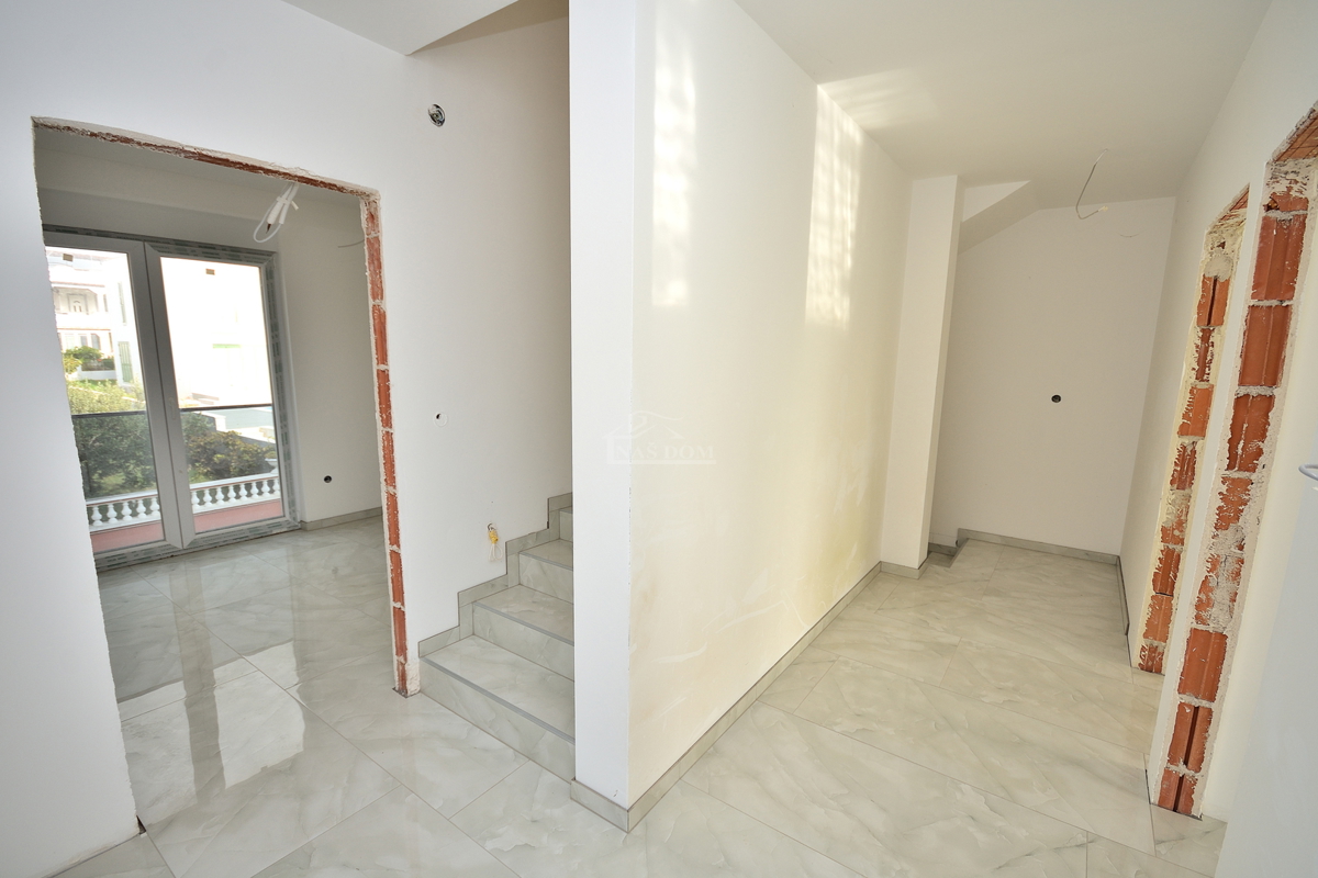 Vodice - dvojna hiša s bazenom, 550 m do centra