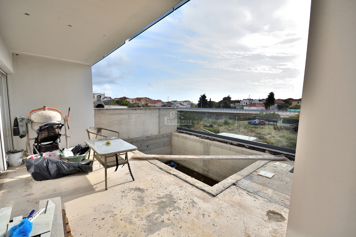 Vodice - dvojna hiša s bazenom, 550 m do centra