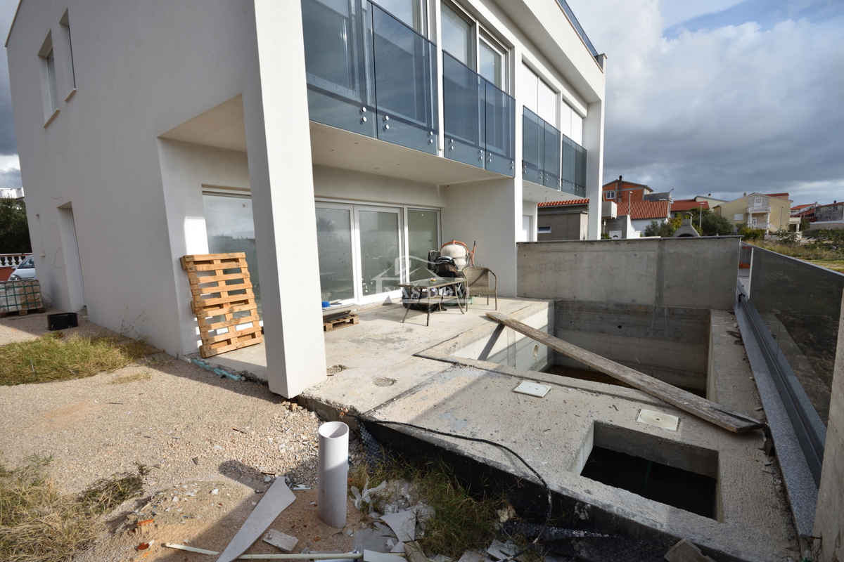 Vodice - dvojna hiša s bazenom, 550 m do centra