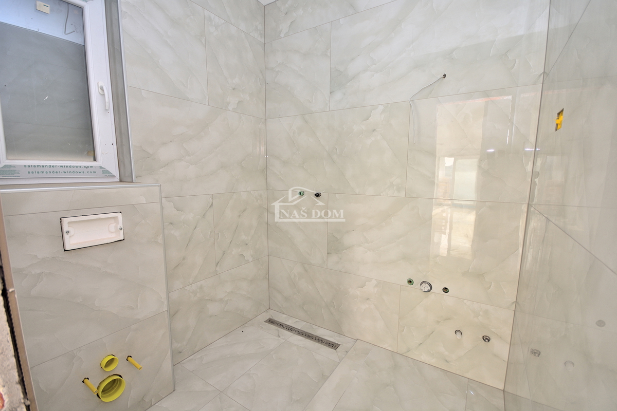 Vodice - dvojna hiša s bazenom, 550 m do centra