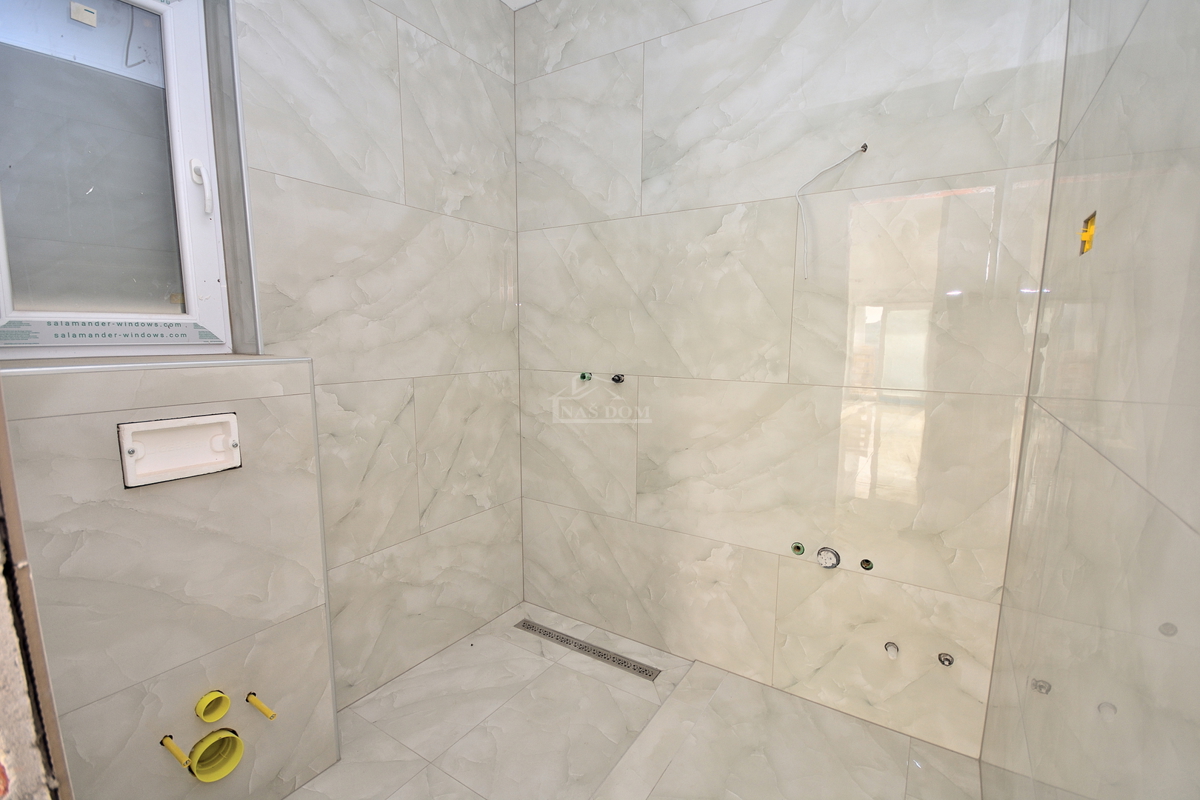 Vodice - dvojna hiša s bazenom, 550 m do centra