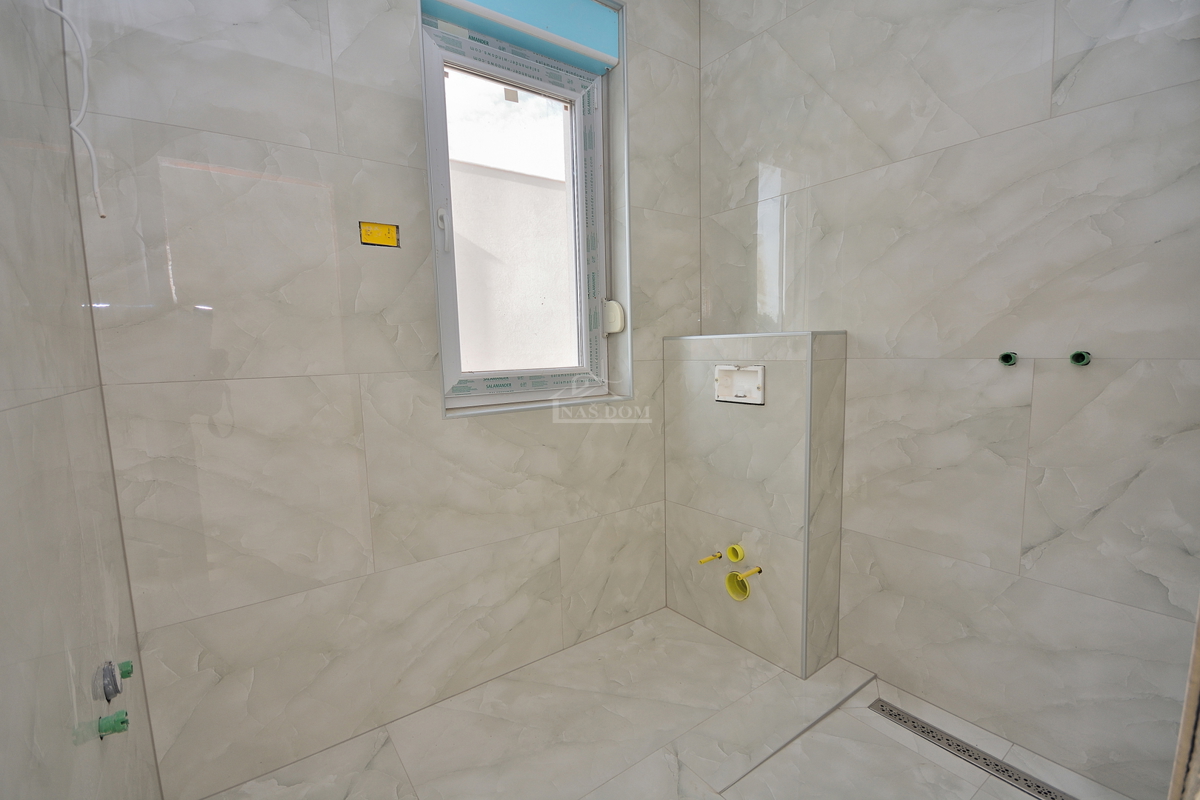 Vodice - dvojna hiša s bazenom, 550 m do centra