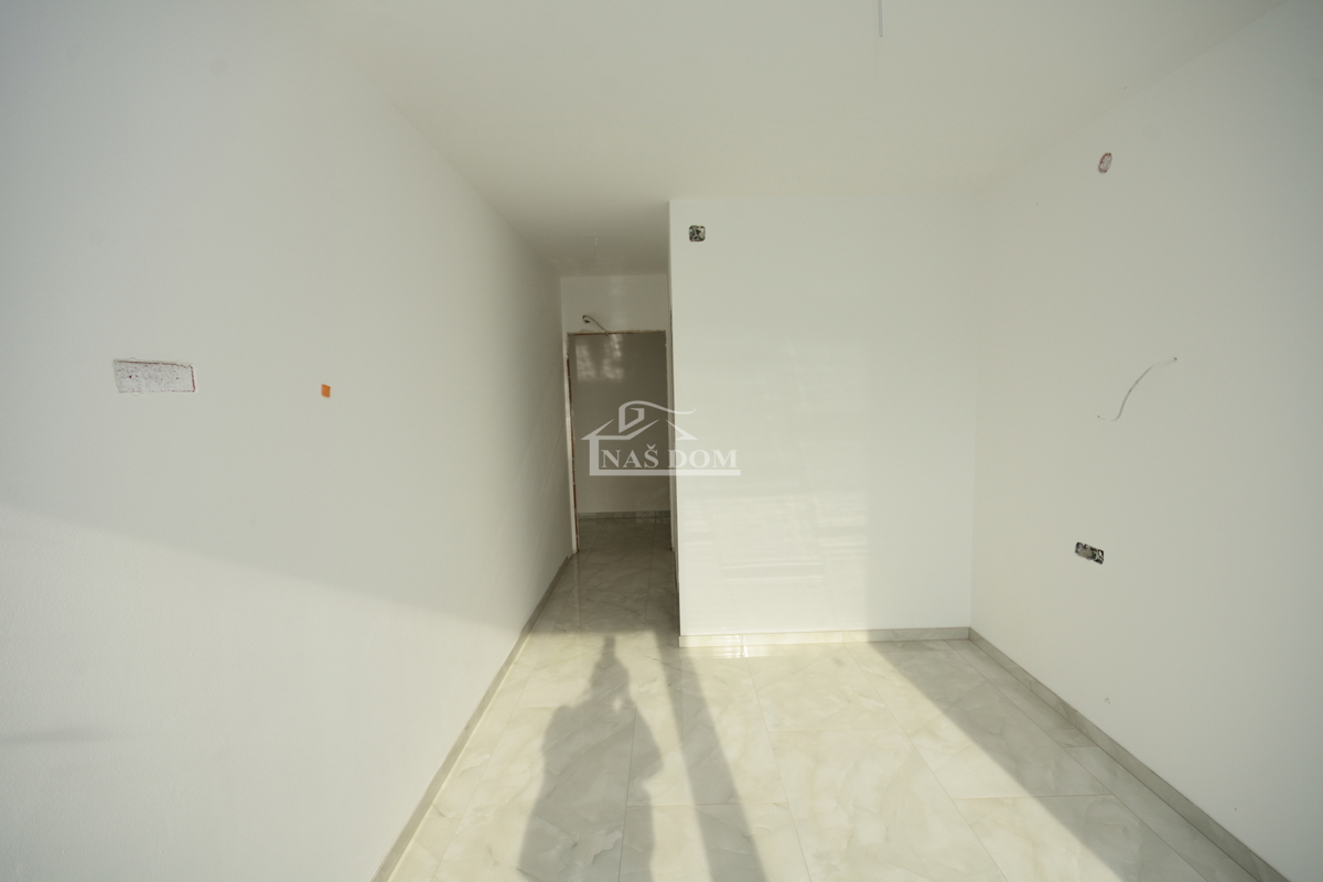 Vodice - dvojna hiša s bazenom, 550 m do centra