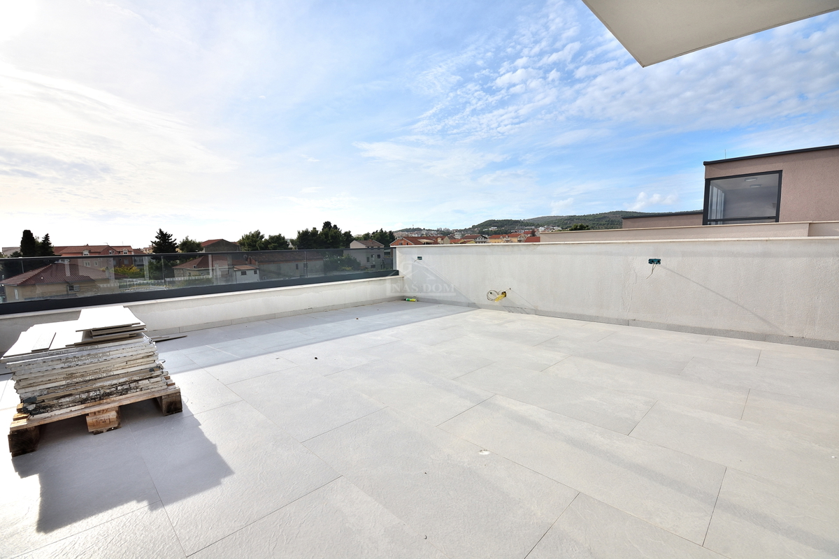 Vodice - dvojna hiša s bazenom, 550 m do centra