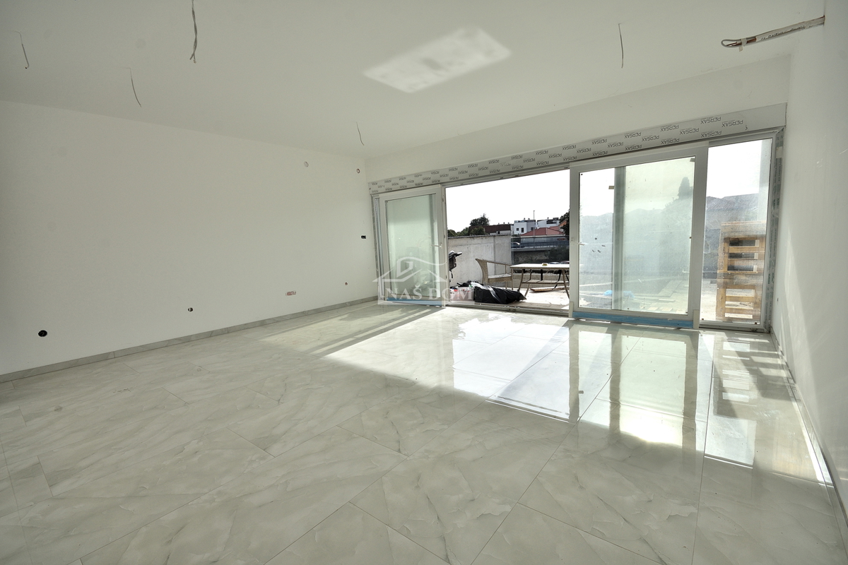 Vodice - dvojna hiša s bazenom, 550 m do centra