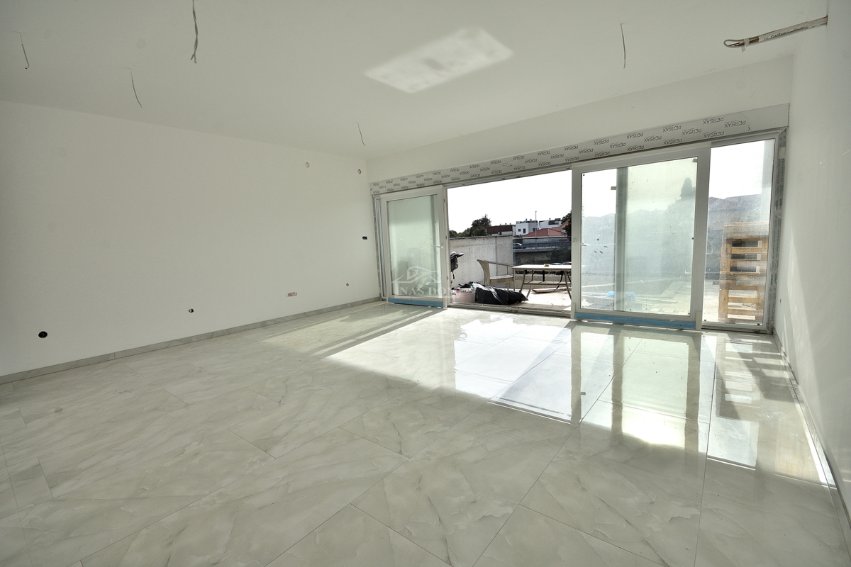 Vodice - dvojna hiša s bazenom, 550 m do centra