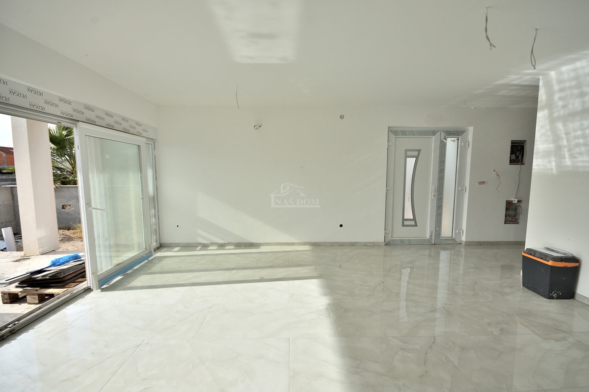 Vodice - dvojna hiša s bazenom, 550 m do centra