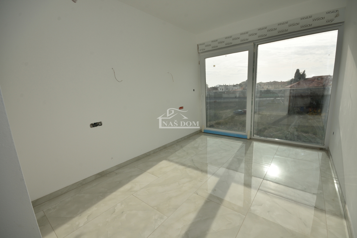 Vodice - dvojna hiša s bazenom, 550 m do centra