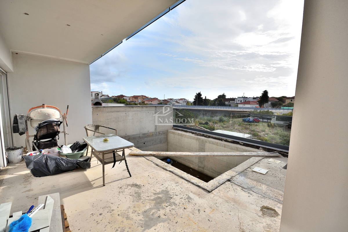 Vodice - dvojna hiša s bazenom, 550 m do centra