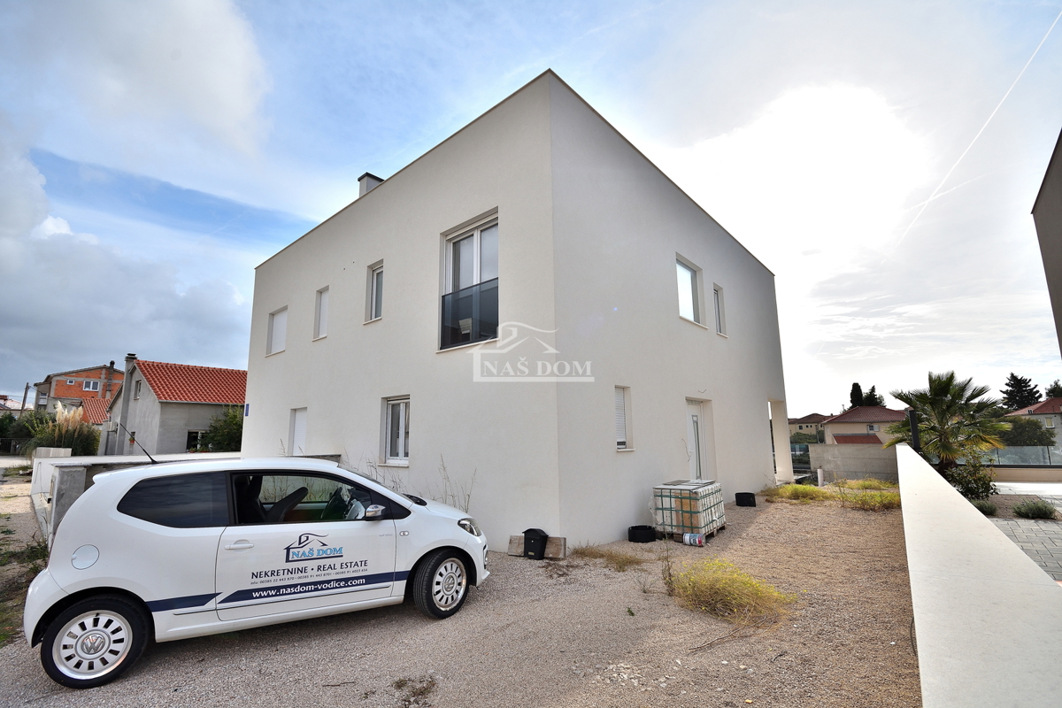 Vodice - dvojna hiša s bazenom, 550 m do centra