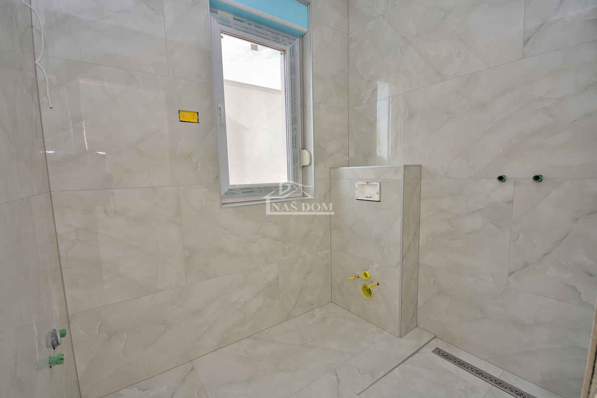 Vodice - dvojna hiša s bazenom, 550 m do centra