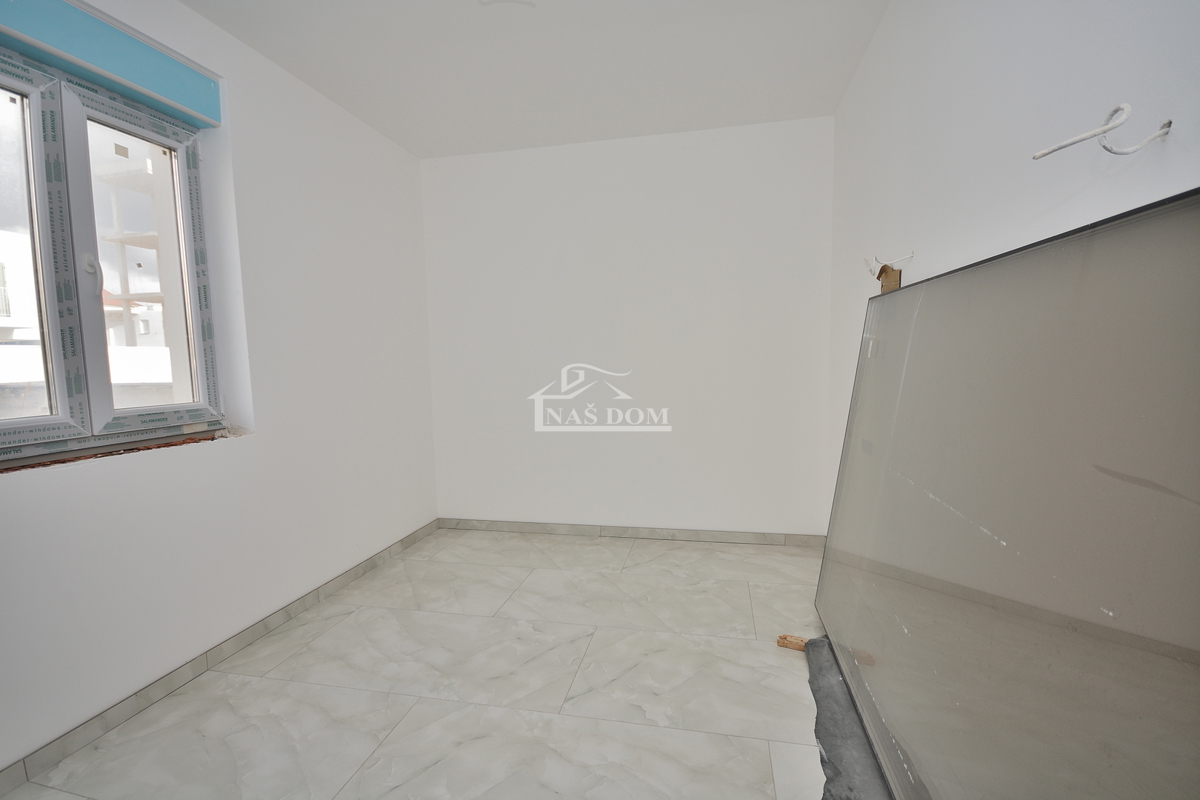 Vodice - dvojna hiša s bazenom, 550 m do centra