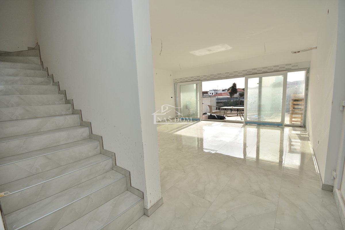 Vodice - dvojna hiša s bazenom, 550 m do centra