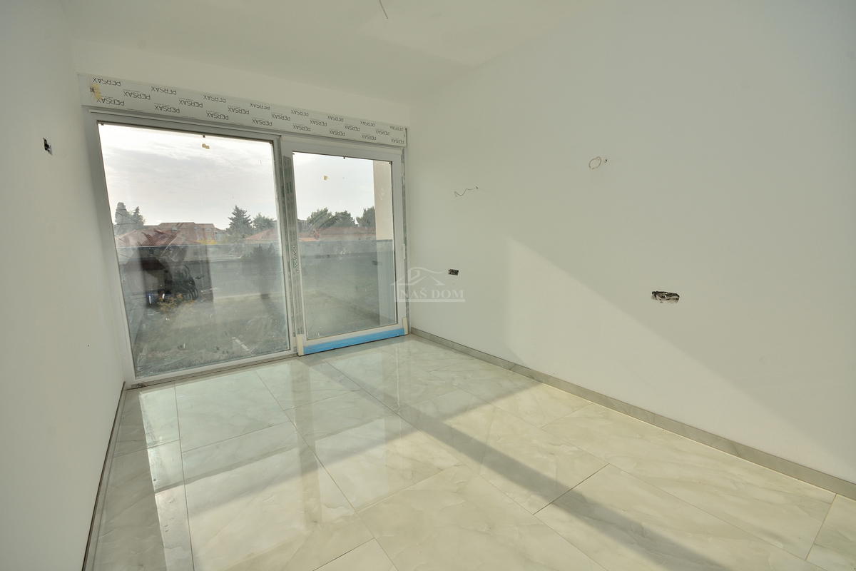 Vodice - dvojna hiša s bazenom, 550 m do centra