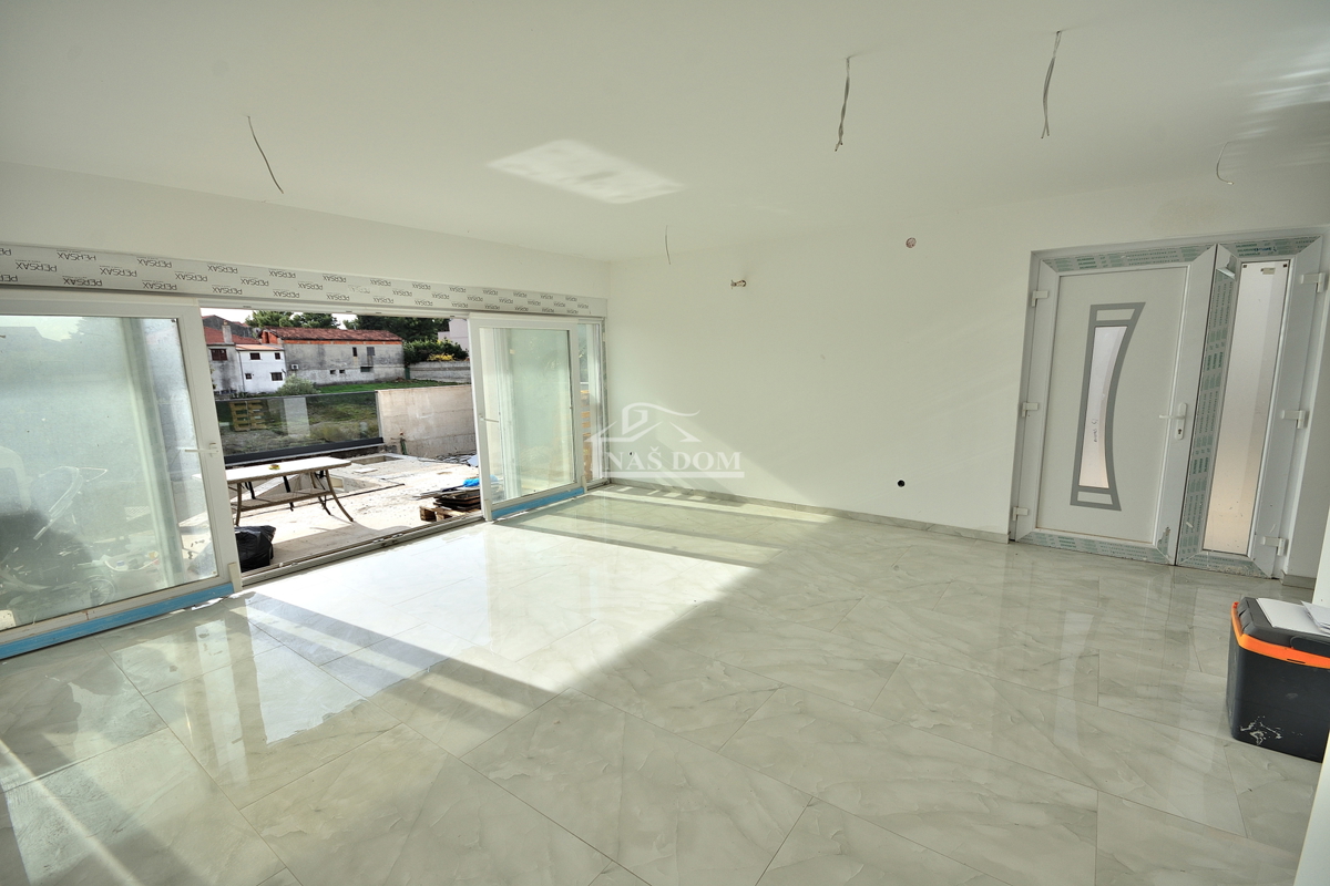 Vodice - dvojna hiša s bazenom, 550 m do centra