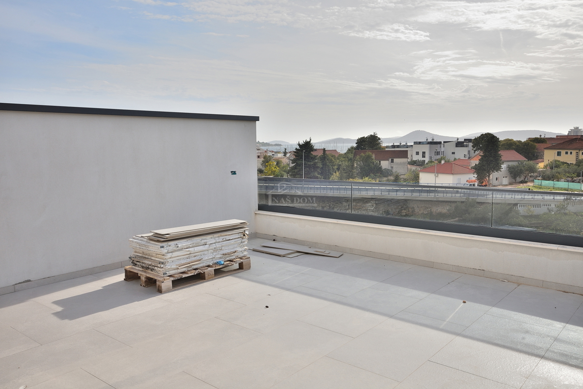 Vodice - dvojna hiša s bazenom, 550 m do centra