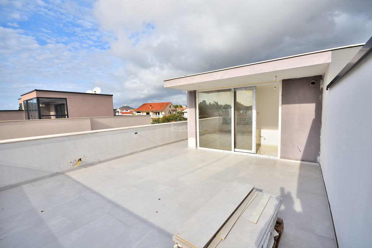 Vodice - dvojna hiša s bazenom, 550 m do centra