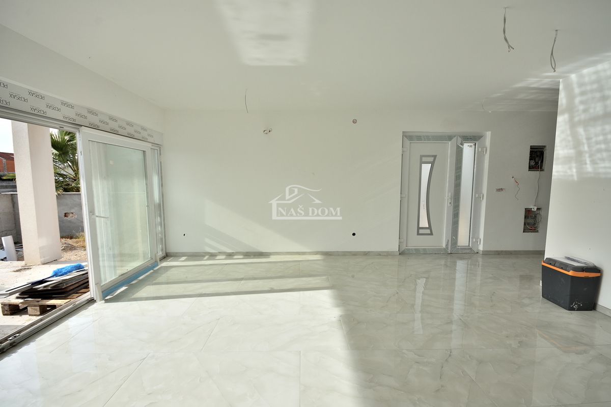 Vodice - dvojna hiša s bazenom, 550 m do centra