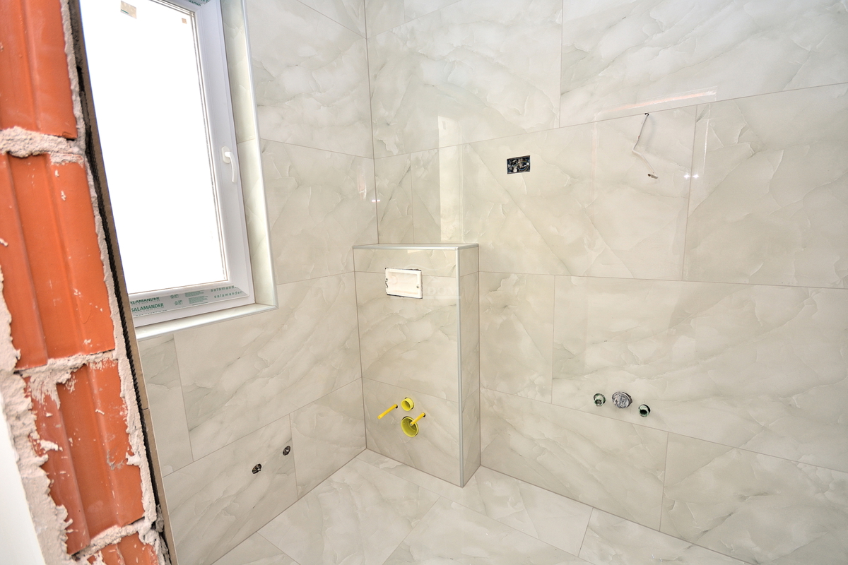 Vodice - dvojna hiša s bazenom, 550 m do centra