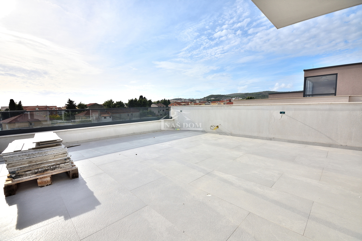 Vodice - dvojna hiša s bazenom, 550 m do centra