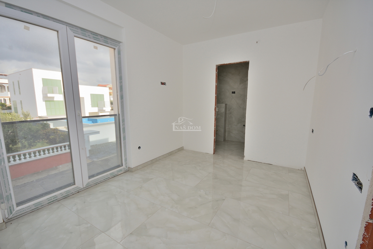 Vodice - dvojna hiša s bazenom, 550 m do centra