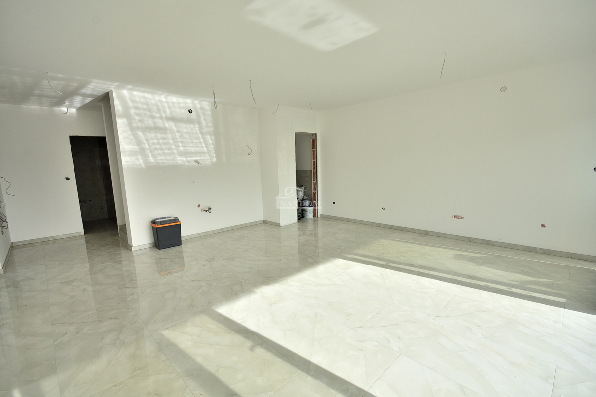 Vodice - dvojna hiša s bazenom, 550 m do centra