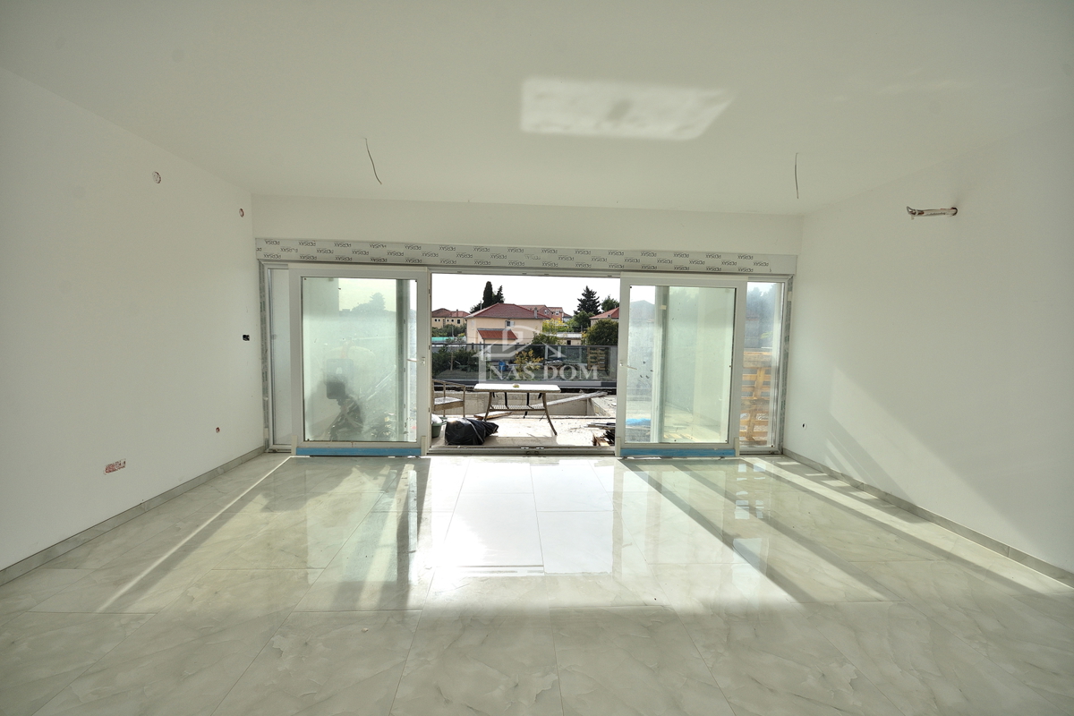 Vodice - dvojna hiša s bazenom, 550 m do centra