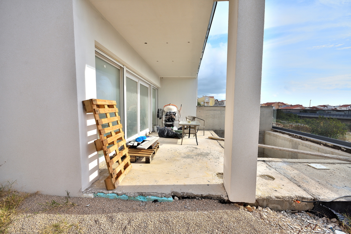 Vodice - dvojna hiša s bazenom, 550 m do centra