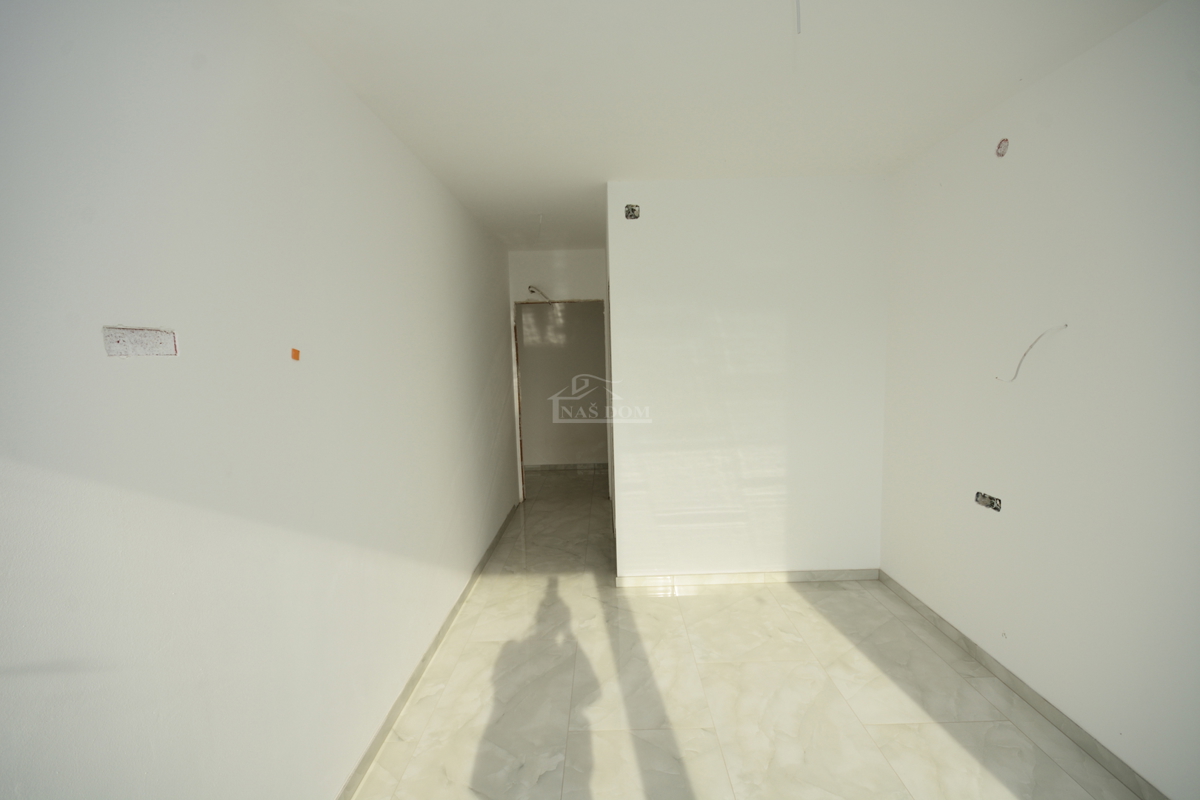 Vodice - dvojna hiša s bazenom, 550 m do centra