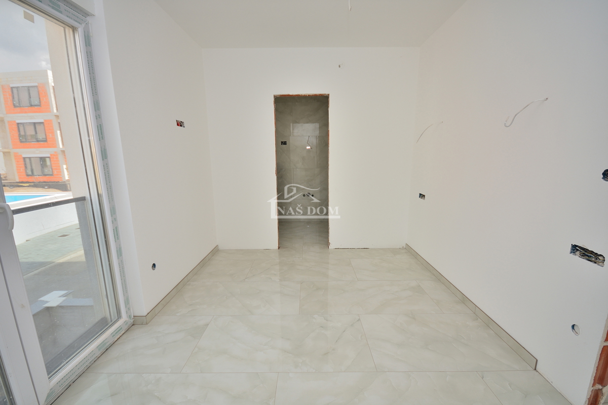 Vodice - dvojna hiša s bazenom, 550 m do centra