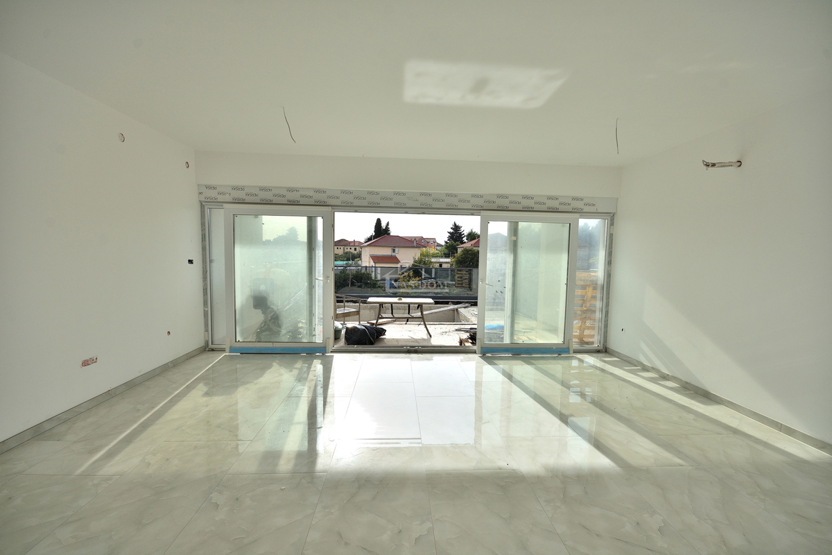 Vodice - dvojna hiša s bazenom, 550 m do centra