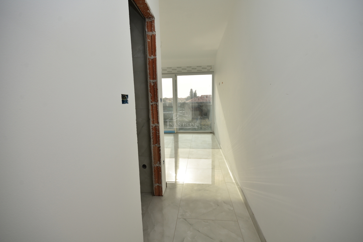 Vodice - dvojna hiša s bazenom, 550 m do centra