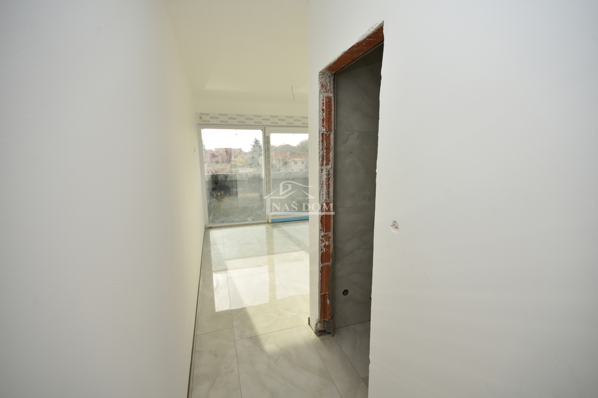 Vodice - dvojna hiša s bazenom, 550 m do centra