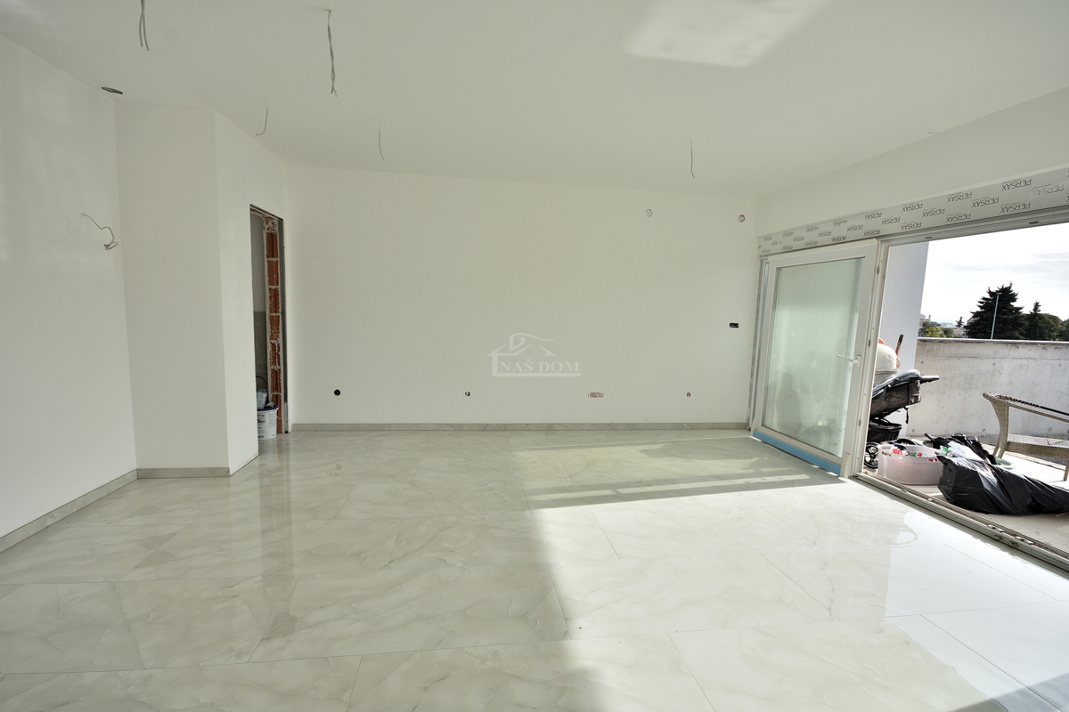 Vodice - dvojna hiša s bazenom, 550 m do centra