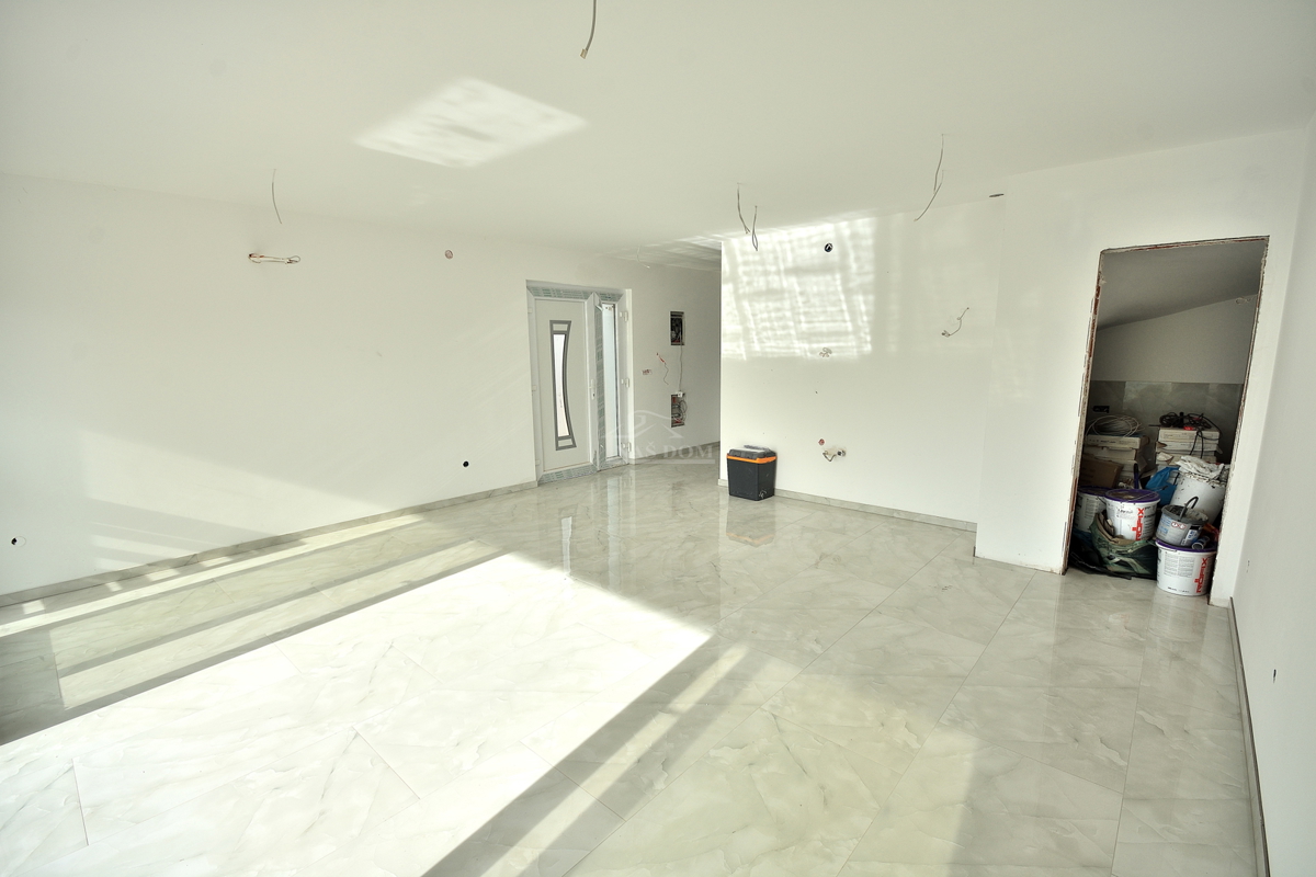 Vodice - dvojna hiša s bazenom, 550 m do centra