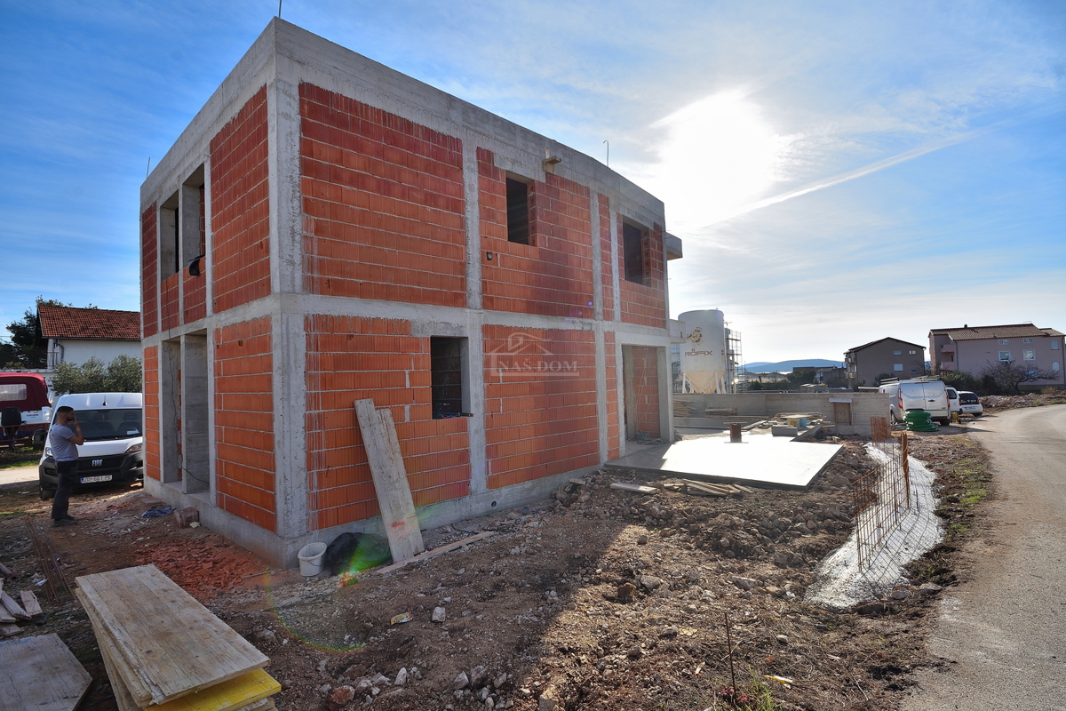 Vodice - NOVOGRADNJA Dvojna hiša s bazenom, 700 m od centra