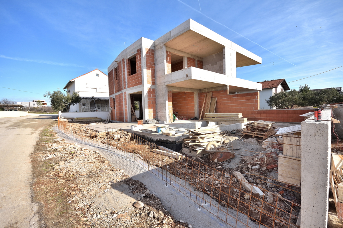 Vodice - NOVOGRADNJA Dvojna hiša s bazenom, 700 m od centra