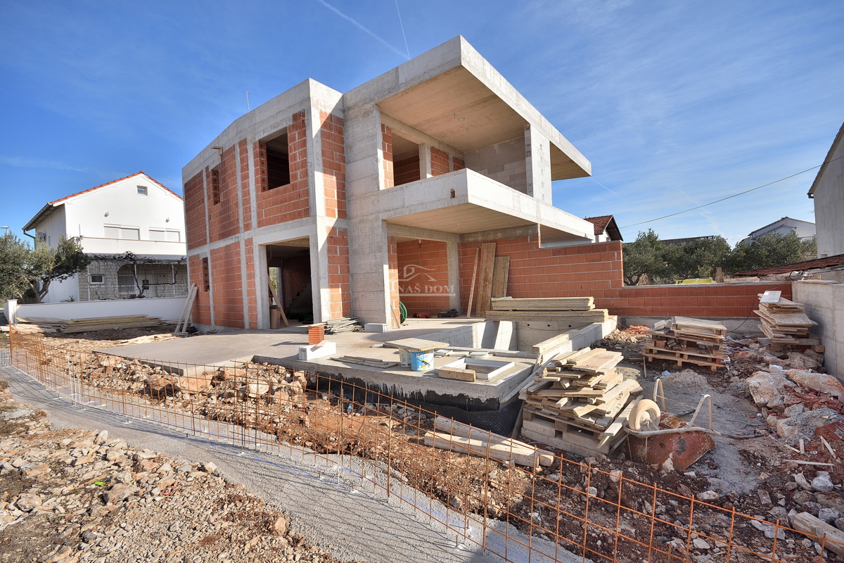 Vodice - NOVOGRADNJA Dvojna hiša s bazenom, 700 m od centra