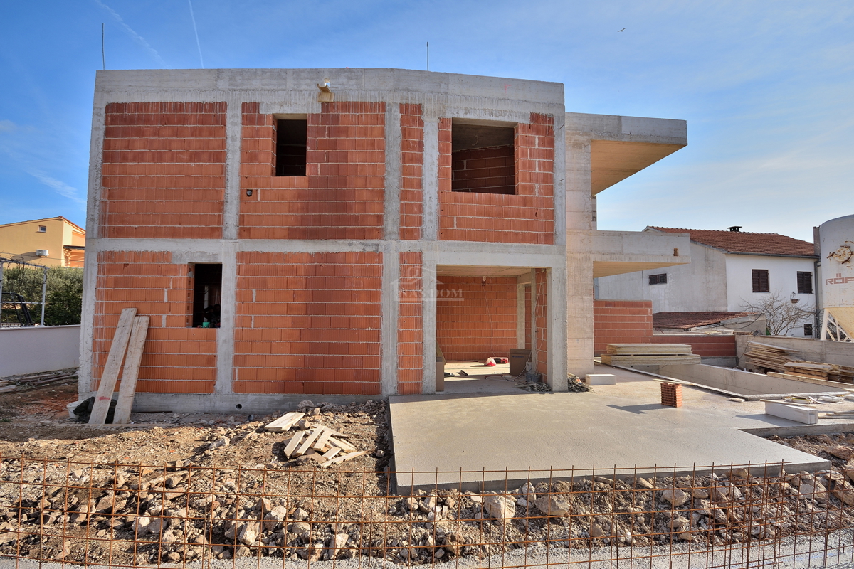 Vodice - NOVOGRADNJA Dvojna hiša s bazenom, 700 m od centra