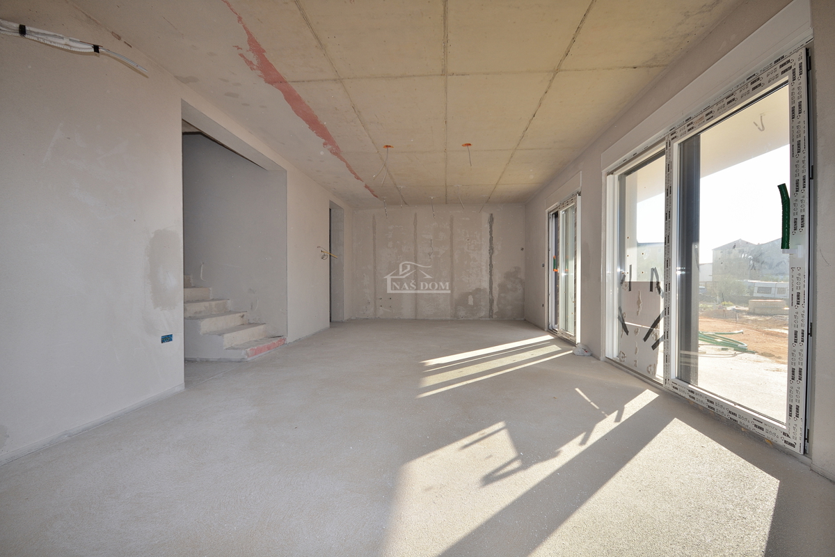 Vodice - NOVOGRADNJA - S1 hiša z bazenom in garažo, 650 m od centra